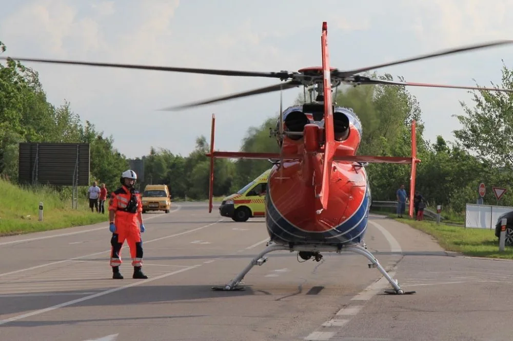 Pro zraněného motorkáře přiletěl do Třeboně vrtulník