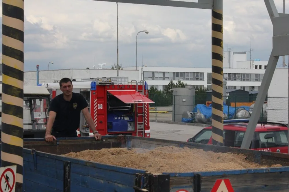 Ze sila vysypali pracovníci elektrárny přibližně tři kubíky pilin