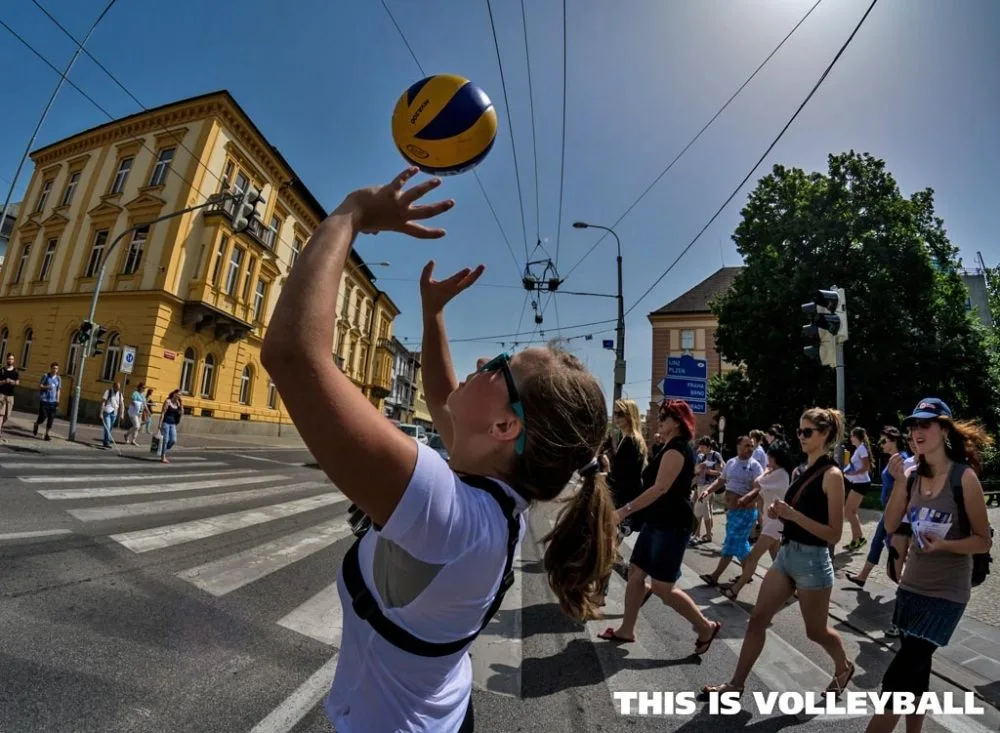 Promo tým rozdával minulý týden v pátek vstupenky v ulicích Budějc