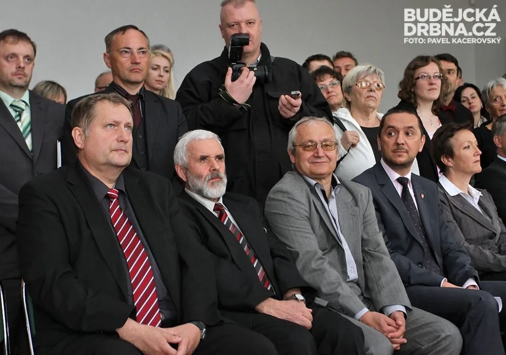 Nový ředitel Jihočeského muzea František Štangl (zcela vlevo), vedle něj sedí jeho předchůdce Pavel Šafr