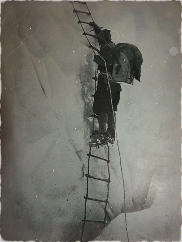Průstup ledovou pasáží na snímku z roku 1953