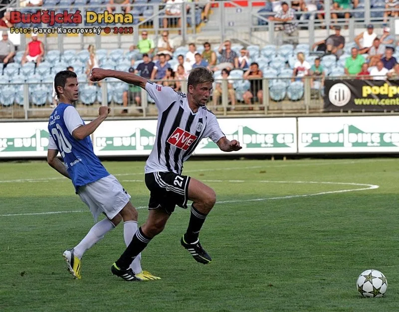 Domácí duel s Táborskem Dynamo v 1. kole FNL zvládlo a vyhrálo 2:0. Na snímku Kalod uniká Javorkovi
