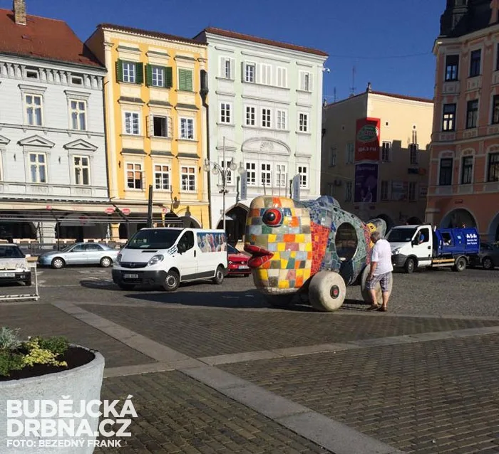 Umělci v těchto dnech umělci instalují do městas monumentální sochy. Na snímku Velká hračka v podobě ryby