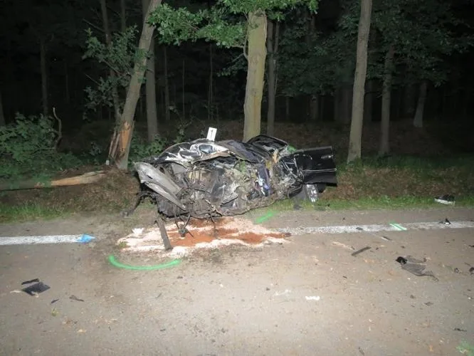 Zdemolovaný ford po nárazu do stromu u Majdaleny