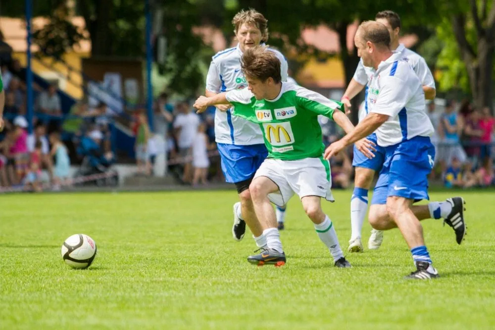 Momentka z loňského ročníku. Na snímku Jiří Mádl před Jaromírem Bosákem