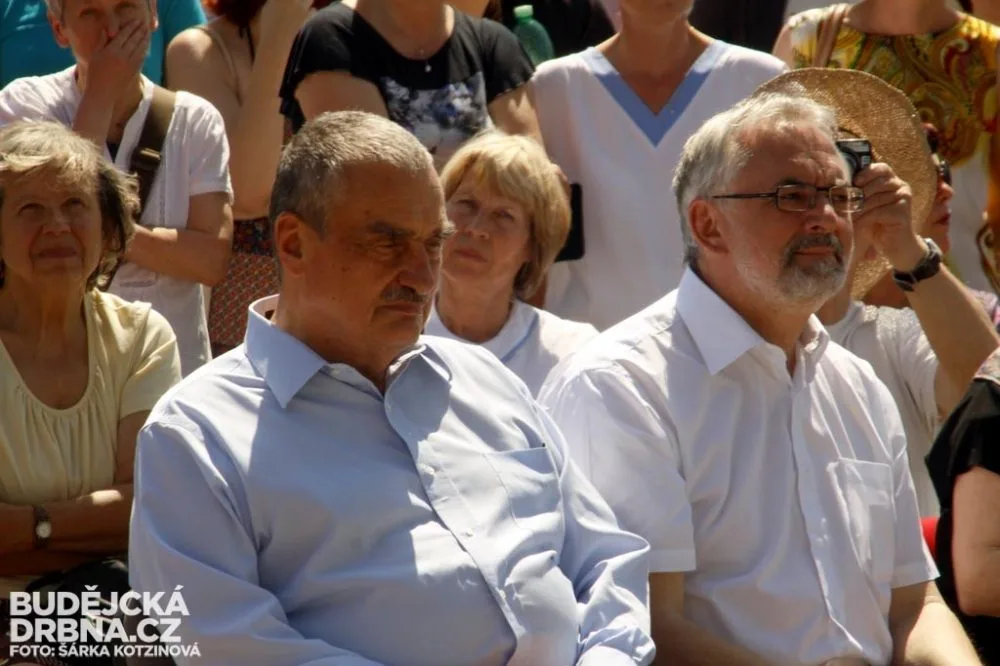 Slavnostní představení lavičky Václava Havla v kampusu Jihočeské univerzity
