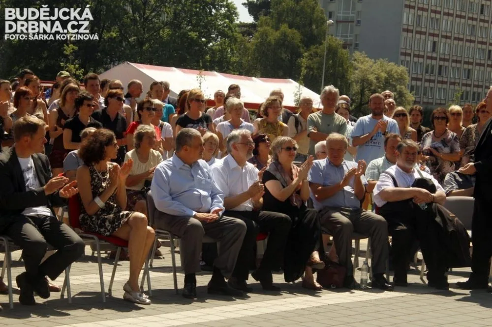 Slavnostní představení lavičky Václava Havla v kampusu Jihočeské univerzity