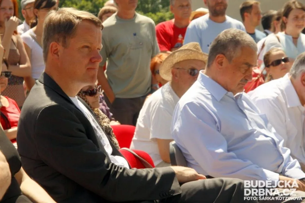 Slavnostní představení lavičky Václava Havla v kampusu Jihočeské univerzity