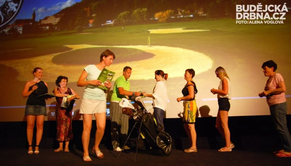 Vyhrávaly se poukazy na lekce golfu
