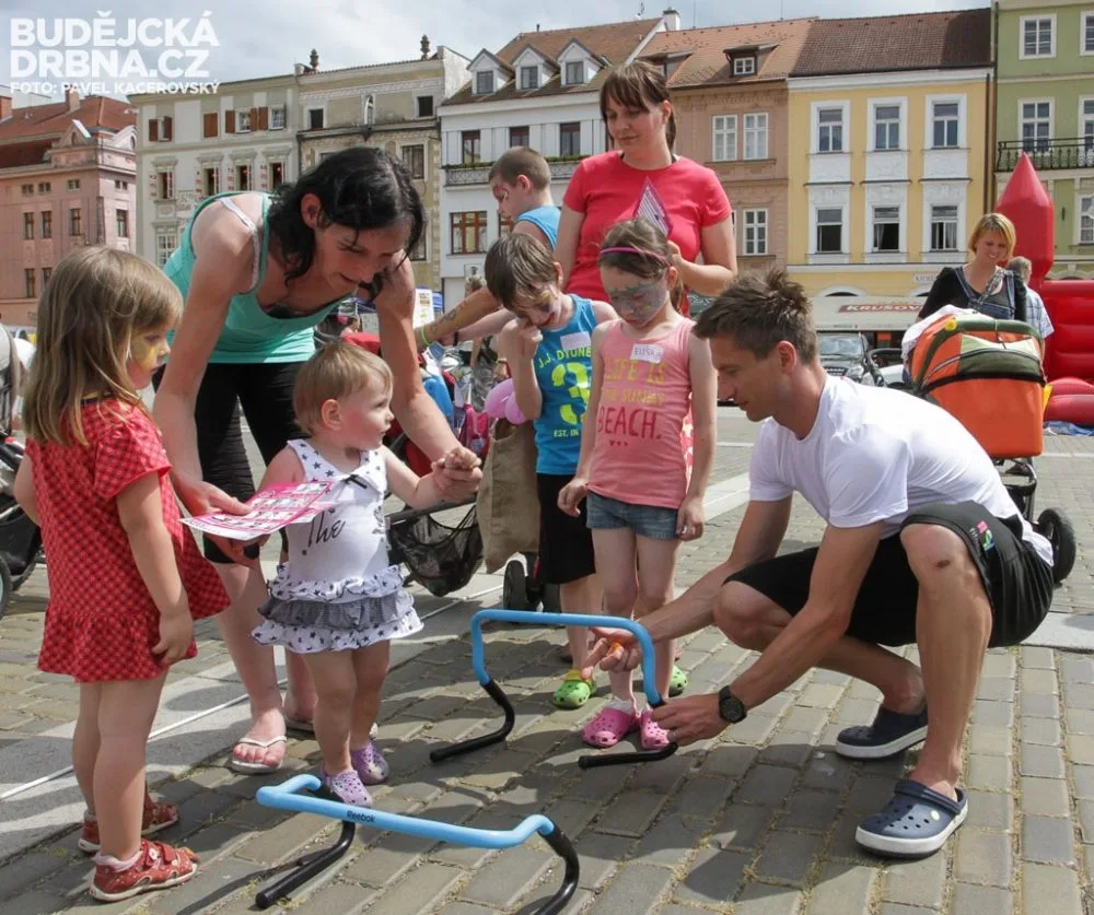 Loňská charitativní stezka se uskutečnila ještě na náměstí Přemysla Otakara II. před finále Maturantky Roku