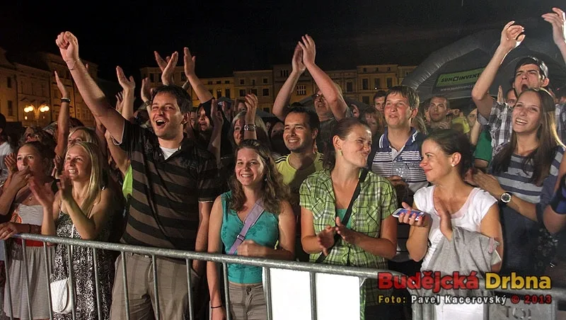 Fanoušci Pub Animals při loňském koncertu na náměstí Přemysla Otakara II. během finále Maturantky Roku