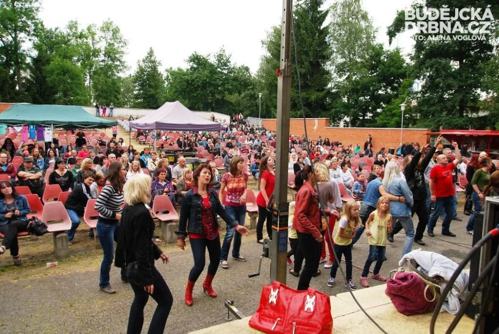 Parkán zaplnil prostor pod pódiem