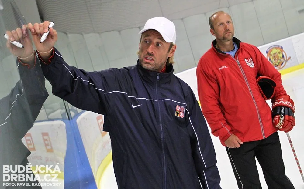 Václav Prospal (v popředí) a Jaroslav Modrý na pondělním tréninku Motoru