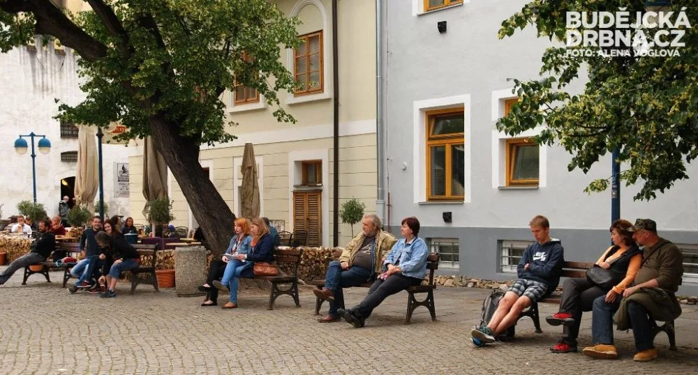 Lidí se na Piaristickém náměstí nesešlo tolik, proto každý mohl v klidu u hudby odpočívat