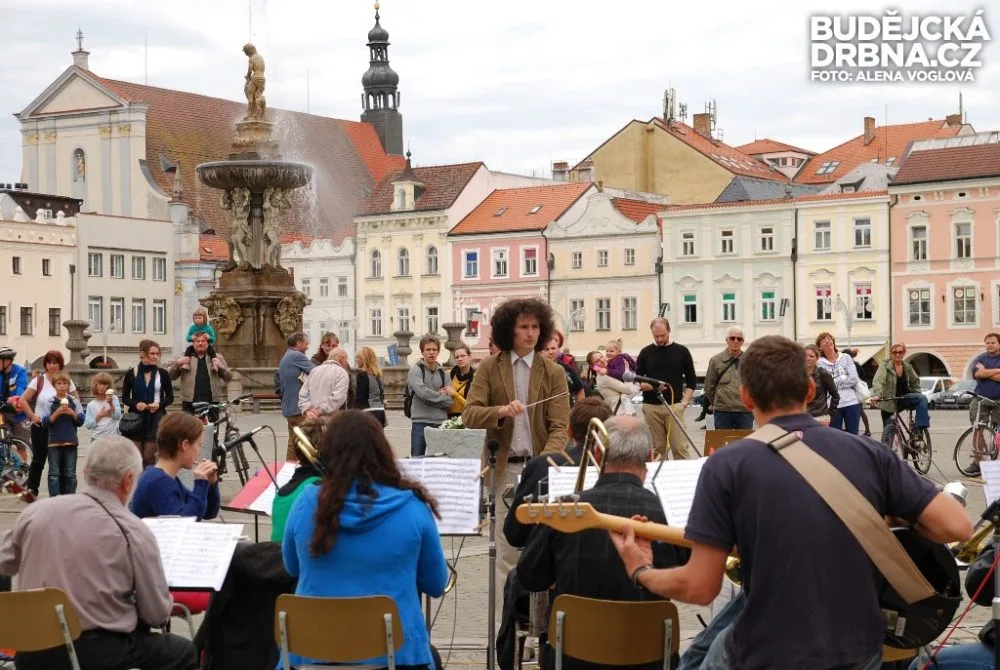 Na náměstí hráli Big Band Symphonic