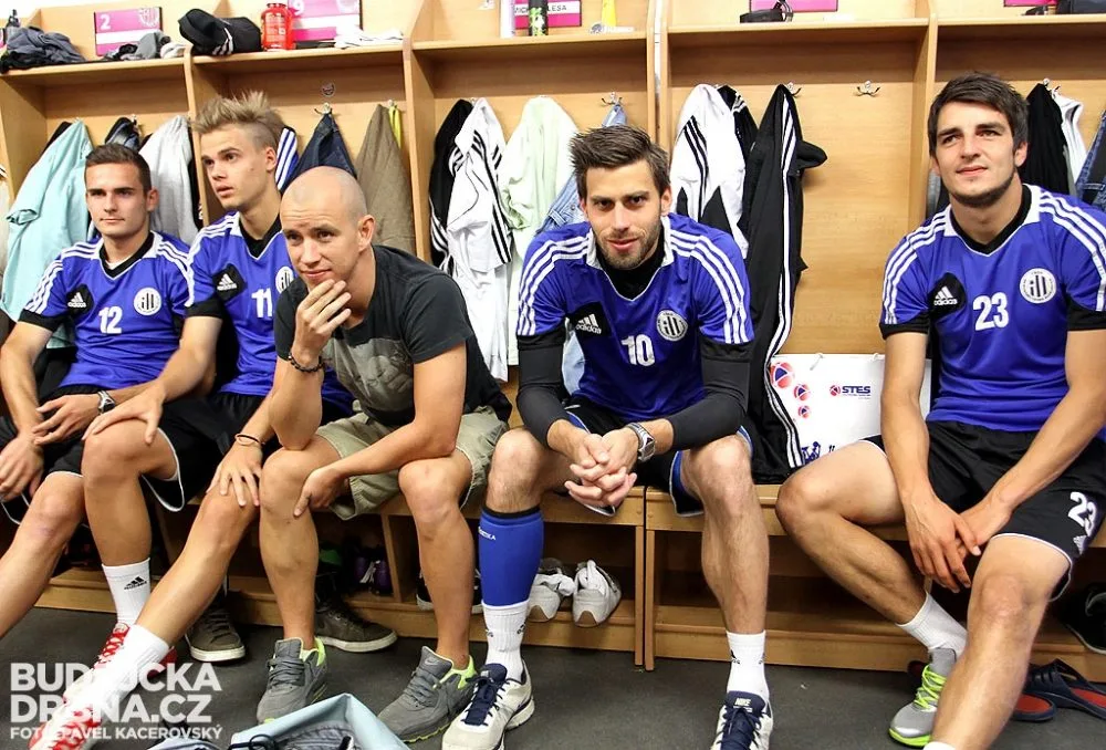 Čekání na začátek letní přípravy v kabině. Vpravo nejlepší střelec uplynulé sezony Jaroslav Machovec
