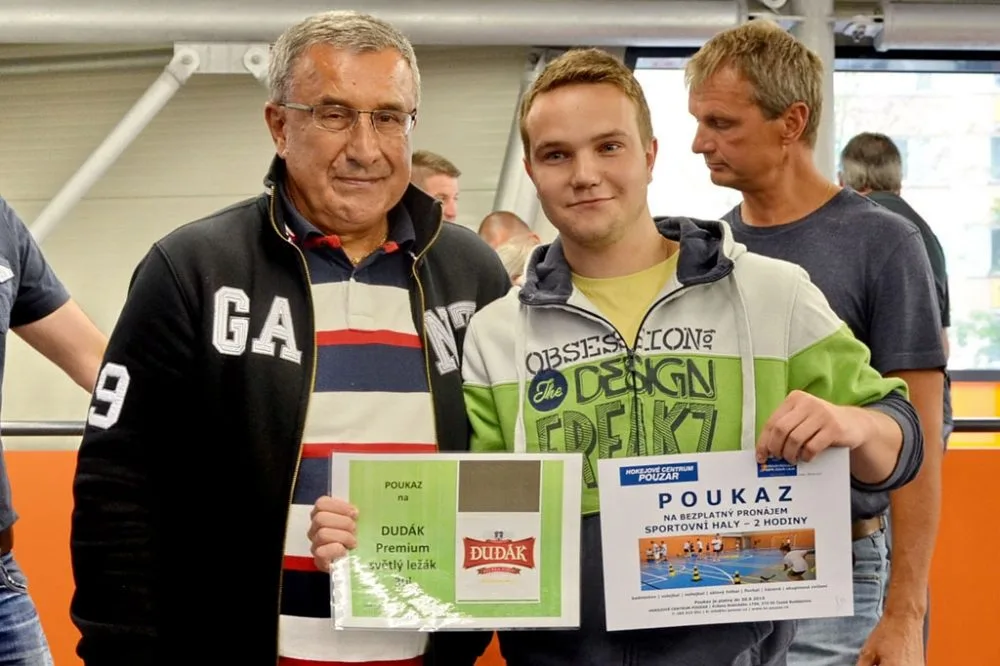 Jako druhý skončil tým HC Větřní. Předání poukazu  nejlepšímu střelci Jakubu Kosařovi