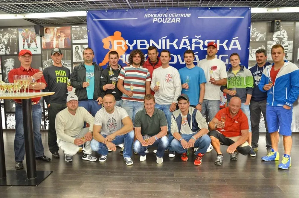 Mistři Rybníkářské hokejové ligy HC Nicotrans společně s nejlepším střelcem druhého Větřní Jakubem Kosařem