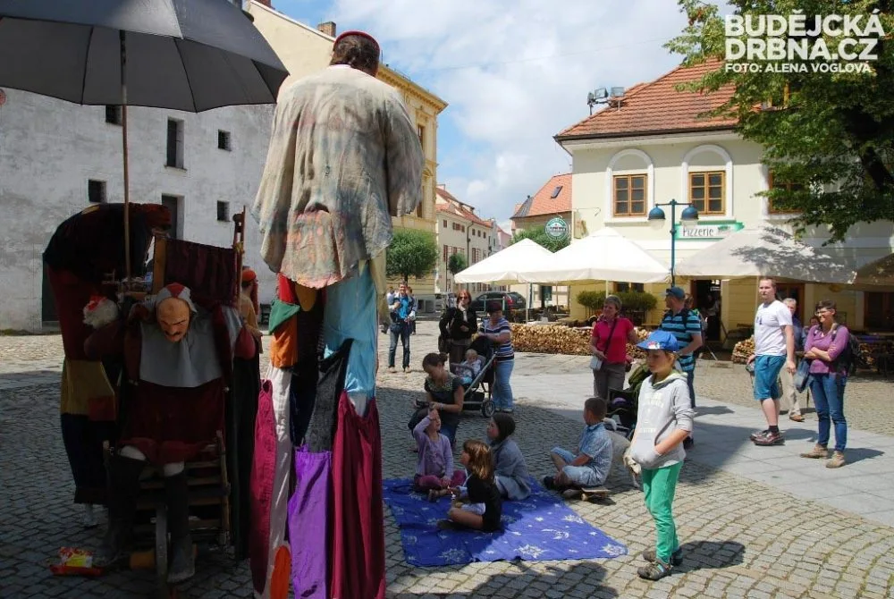 Ještě než začalo pršet, hrálo se na Piaristickém náměstí divadlo