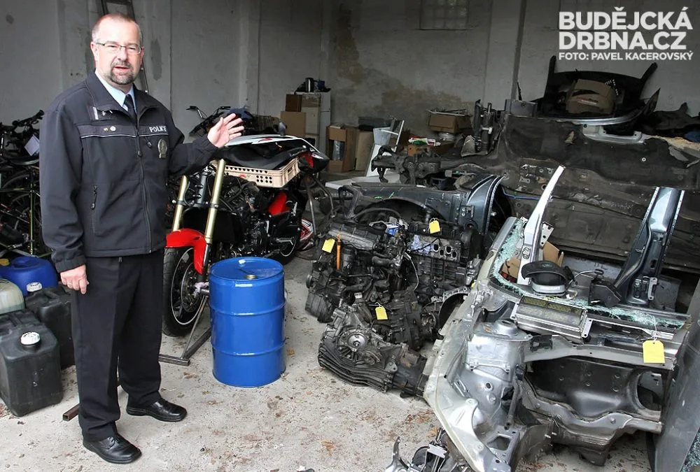 Policejní mluvčí Jiží Matzner ve skladu s ukradenými věcmi