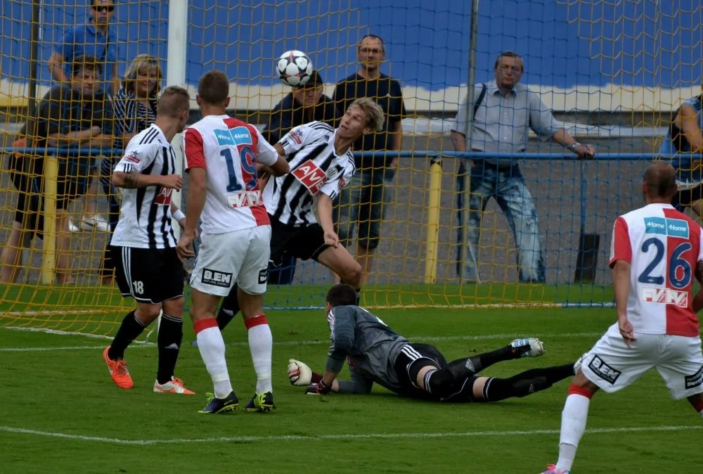 Zápas Dynama proti Slavii Praha sledovalo v písku přes 2500 diváků