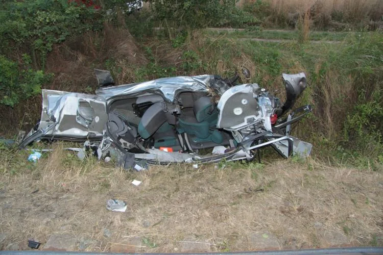 Peugeot 206 po střetu s rychlíkem