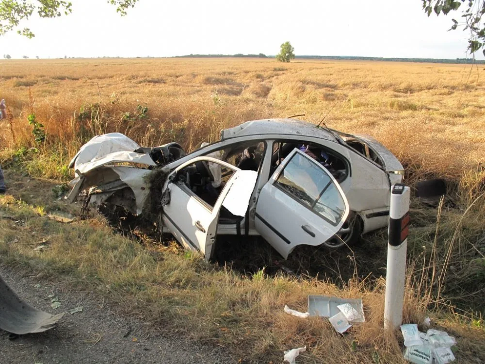Zdemolovaná Škoda Octavia po smrtelné nehodě u Svinů