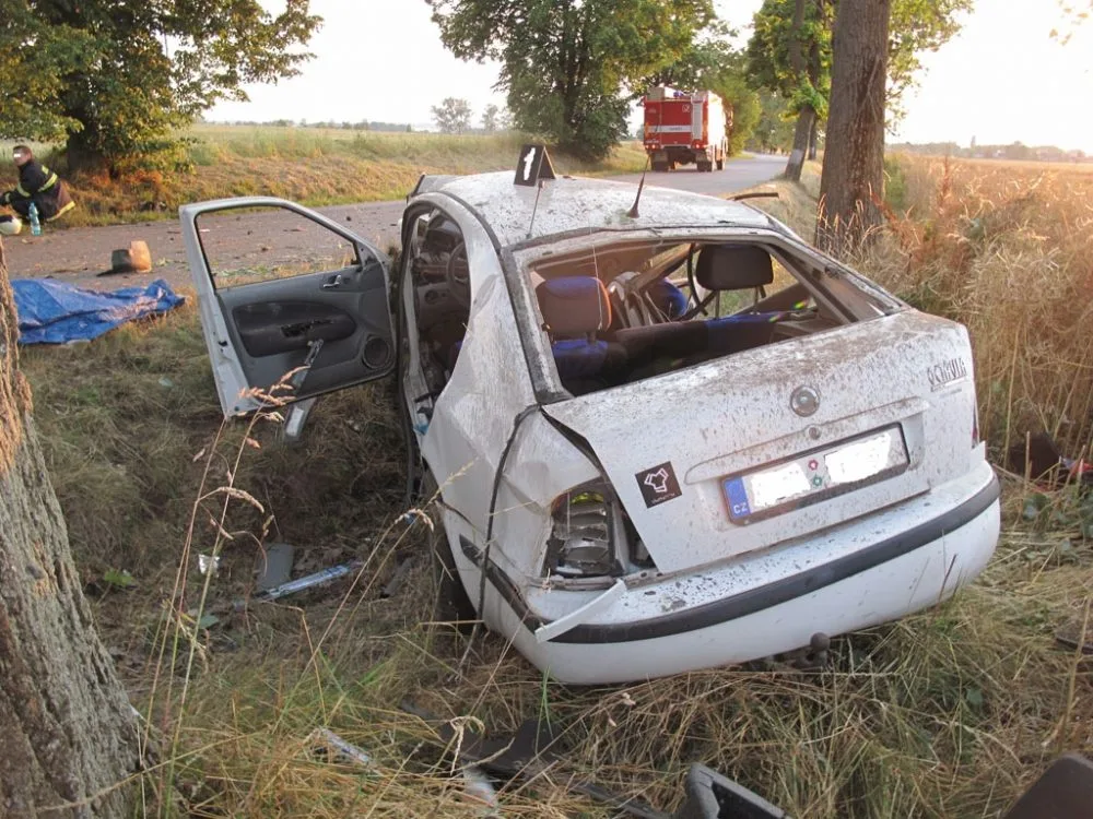 Zdemolovaná Škoda Octavia po smrtelné nehodě u Svinů