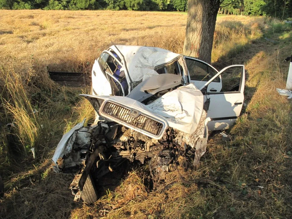 Zdemolovaná Škoda Octavia po smrtelné nehodě u Svinů