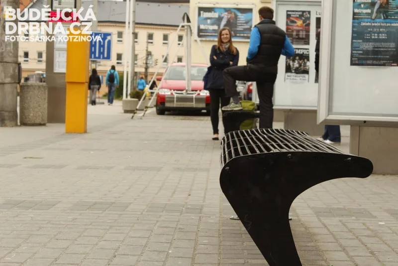 Lavička před Domem kultury Metropol