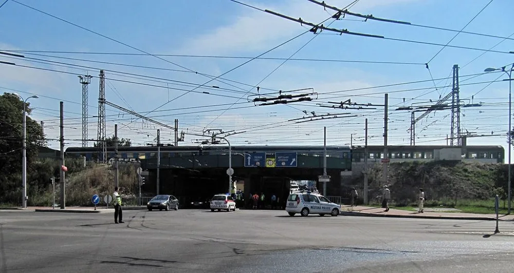 Kamion uvíznutý pod viaduktem