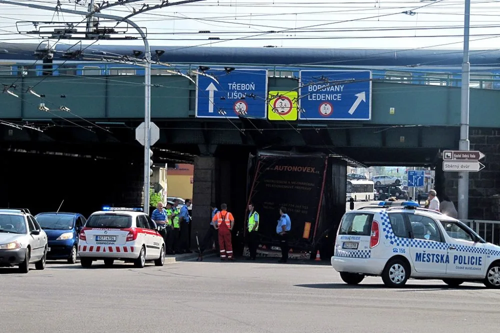 Kamion uvíznutý pod viaduktem