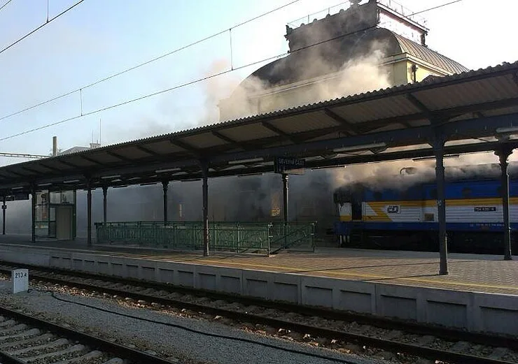 Požár lokomotivy na českobudějovickém vlakovém nádraží