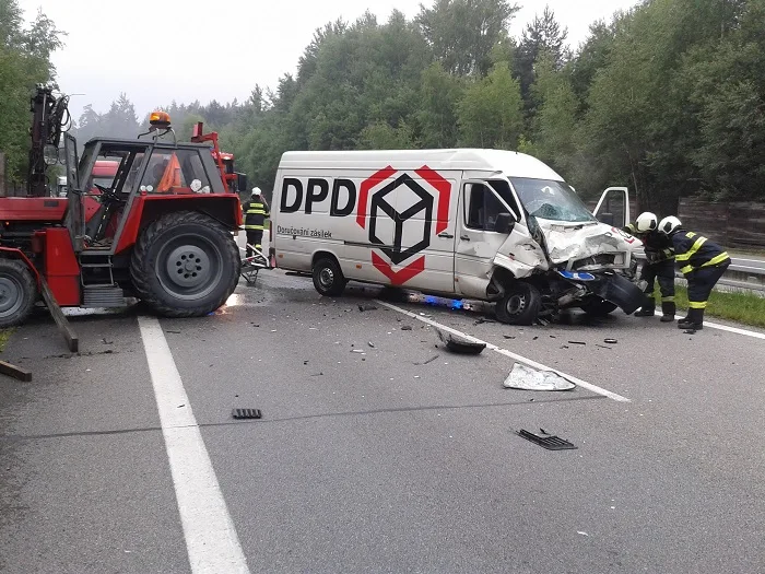 Srážka dodávky a traktoru sekajícího trávu u Hůr