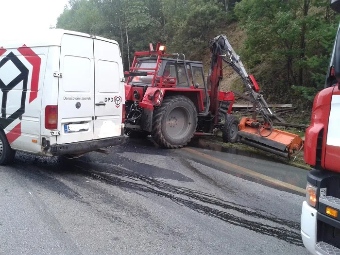 Srážka dodávky a traktoru sekajícího trávu u Hůr