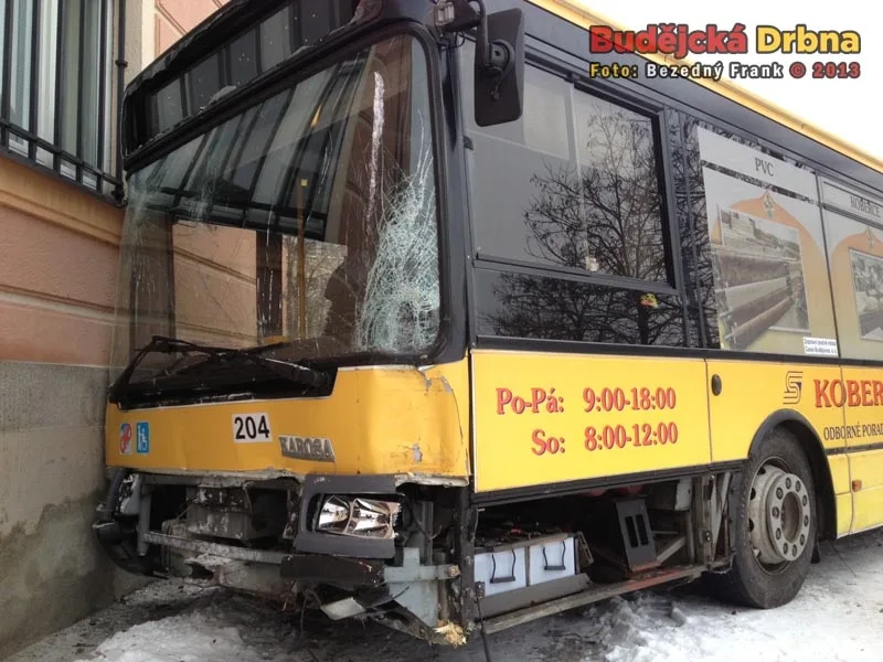 Autobus MHD linky číslo 6 narazil do hlavní pošty