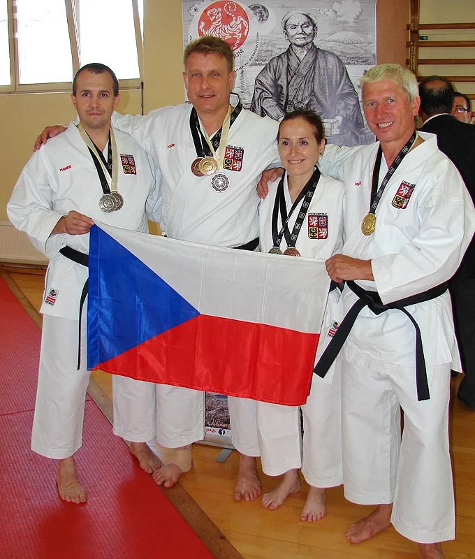 Český reprezentační policejní tým na EPFG 2014 v Bruselu vybojoval osm medailí v karate. Zleva Martin Sláma, Martin Hermann, Monika Vojtová a Jiří Faktor