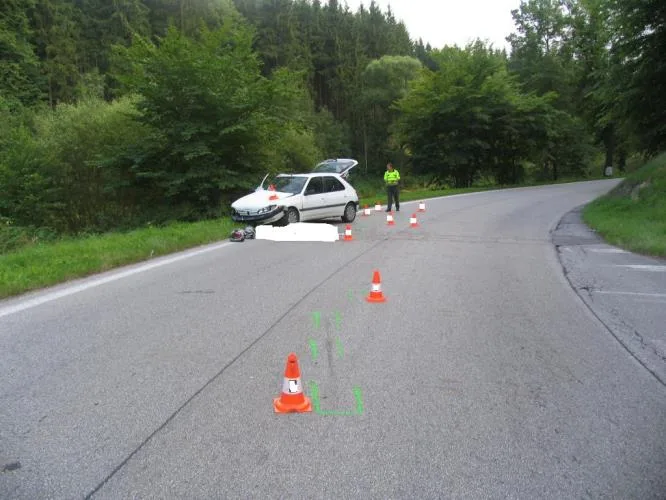 Smrtelná srážka skútru s Peugeotem 306 u Českého Krumlova