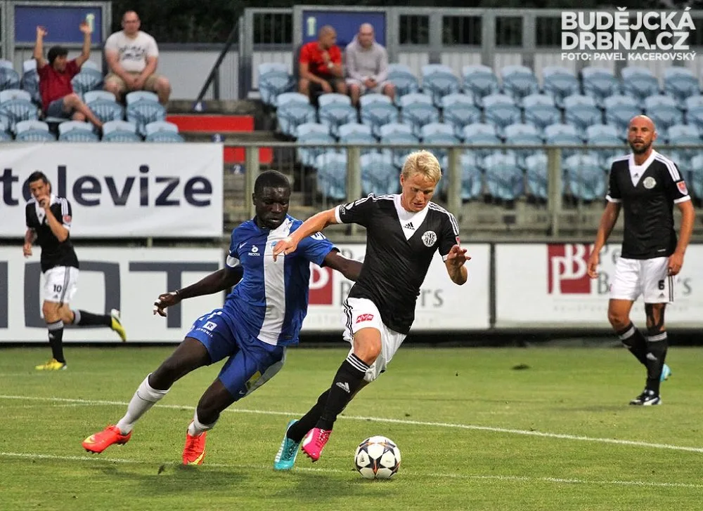 Štěpán Koreš se při své premiéře za Dynamo gólově prosadil (na snímku uniká forčekujícímu Luckassenovi)