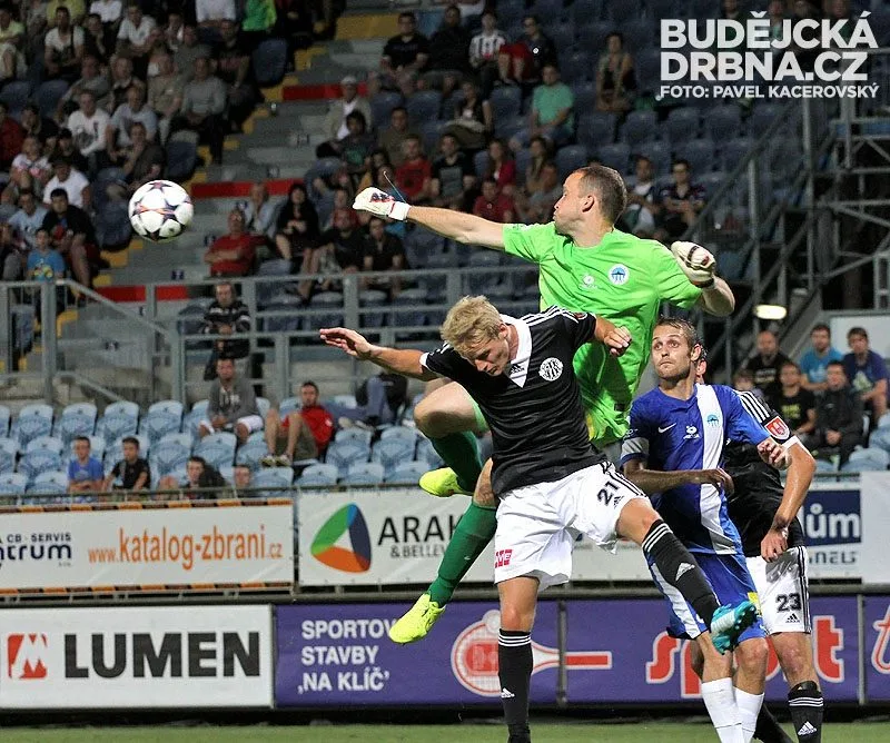 Liberecký gólman Lukáš Hroššo vyráží balon před Štěpánem Korešem, autorem branky Dynama