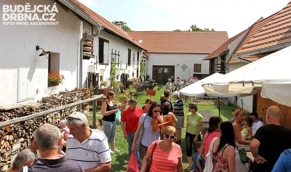 Občerstvení na dvoře jednoho z domů postaveného ve stylu selského baroka