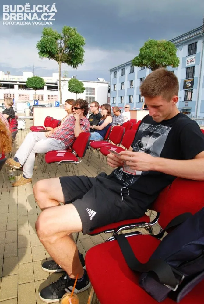 Bouřilo, ale déšť si dával na čas