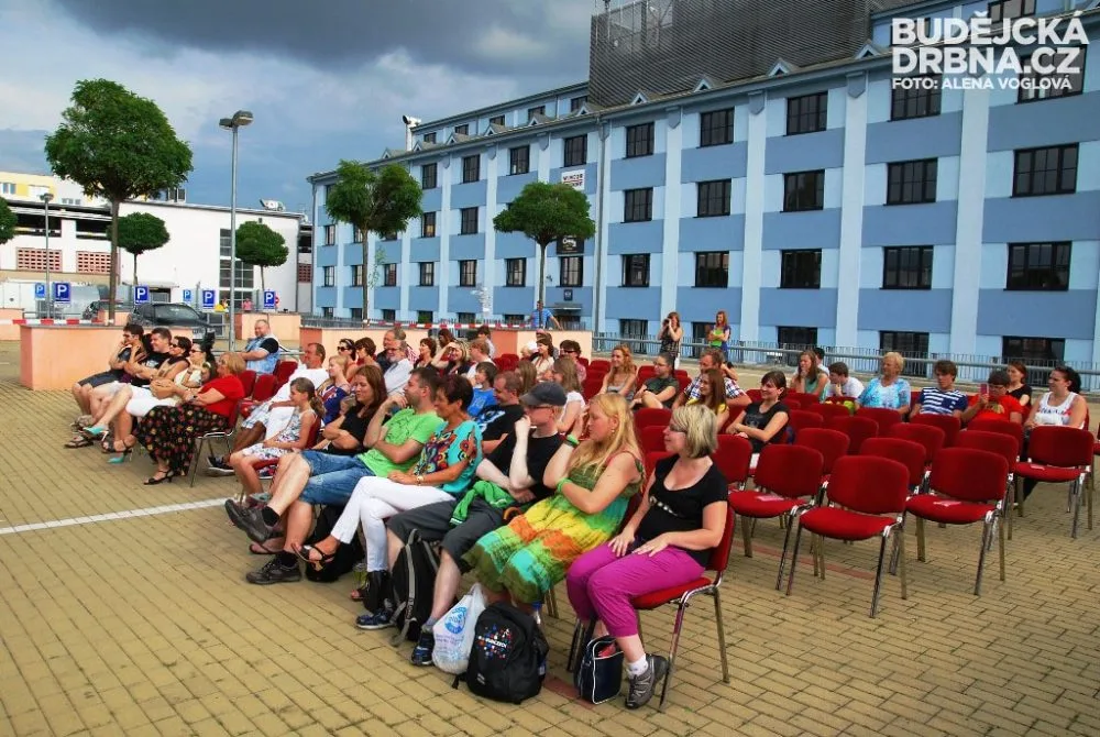 Hodně židlí zůstalo prázdných, že by diváky odradil černý mrak nad IGY Centrem?