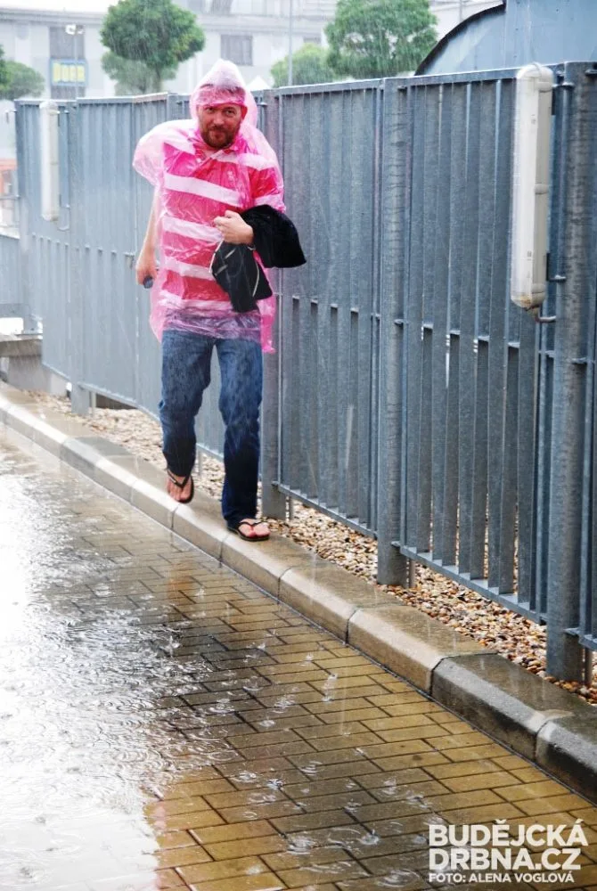 Přívalový déšť zrušil představení. Na Václavův povel vzali všichni nohy na ramena