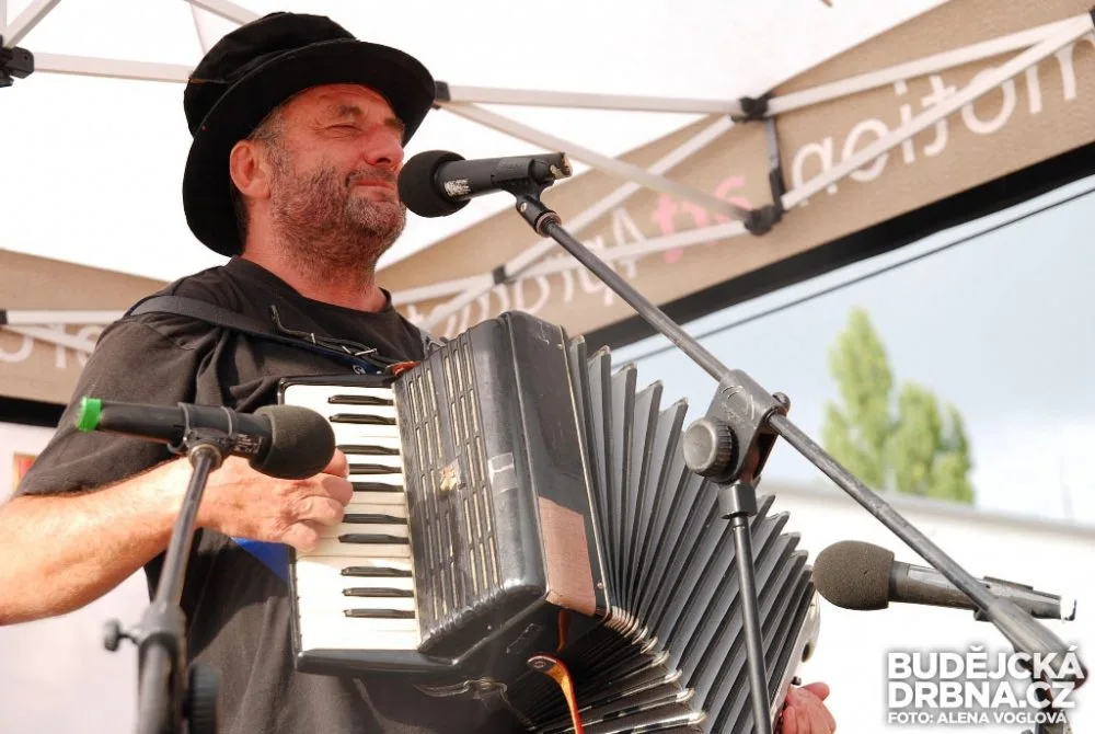 Václav Koubek nejenom hrál, ale vyprávěl i vtipné historky