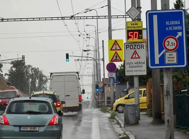 Informativní radar na Pražské třídě