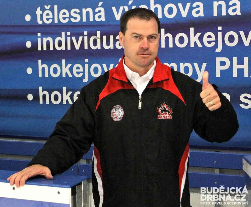 Kouč Kevin Porter šel po zápase podat ruku všem budějckým hráčům