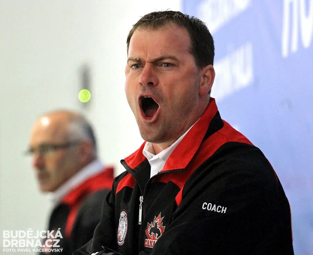 Trenér patnáctiletých hokejistů Canada Cowboys Kevin Porter
