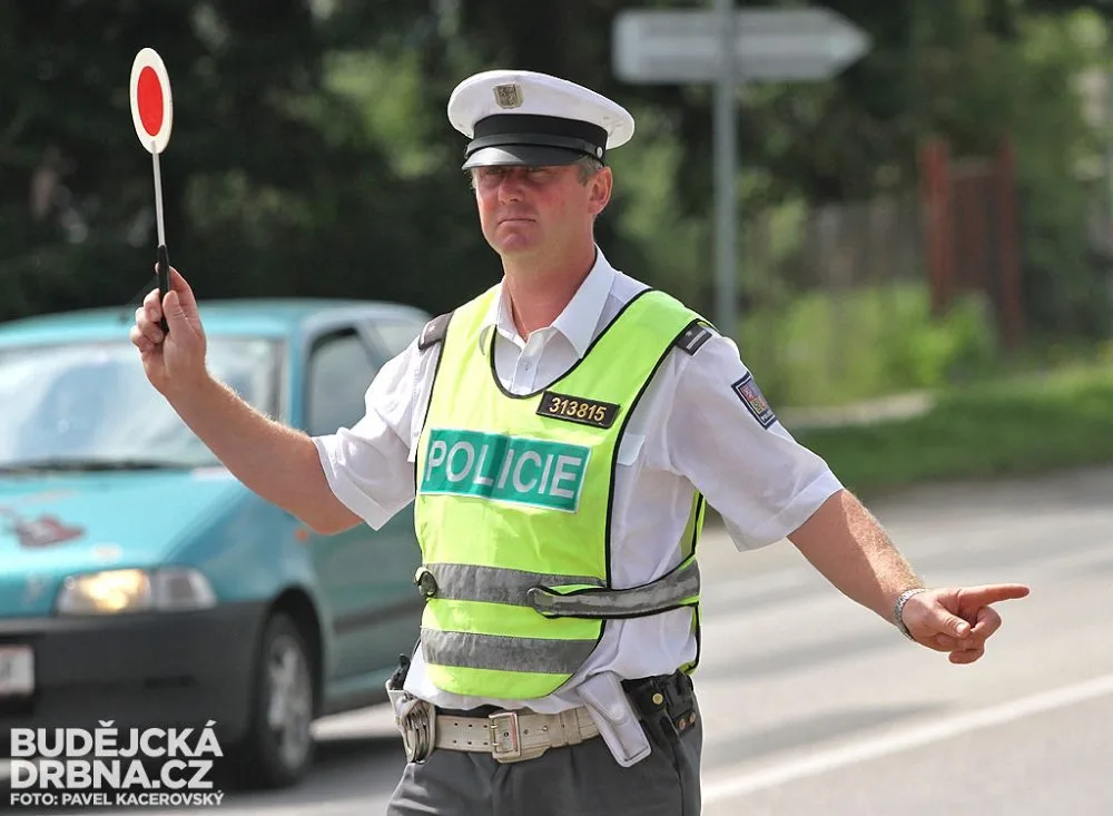 Dopravní policista při zastavování jednoho z vozů