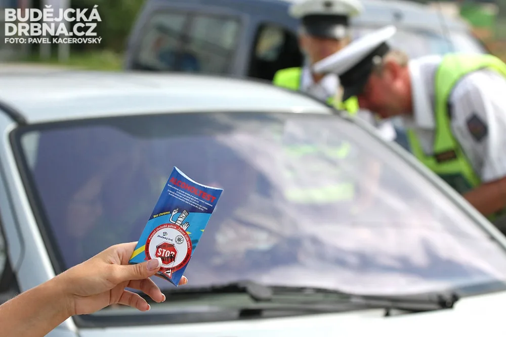 Policisté rozdávali zodpovědným řidičům jednorázové alkoholtestery